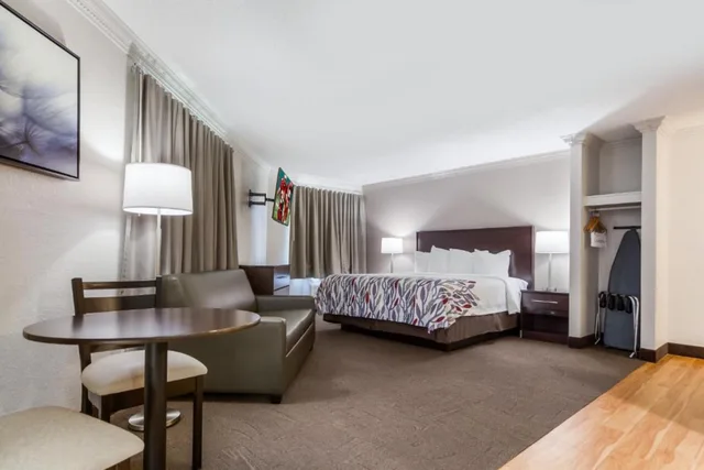 جناح بسرير كينج بجاكوزي، Red Roof PLUS Omaha - Council Bluffs 1/5