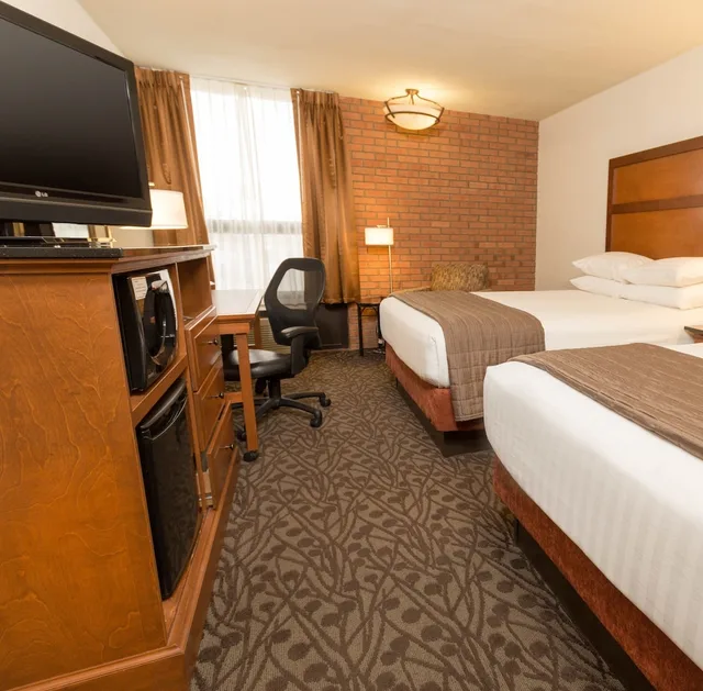 جناح بسريرين كوين بغرفتين مع أريكة في طابق مرتفع، Drury Inn and Suites Frankenmuth 2/5