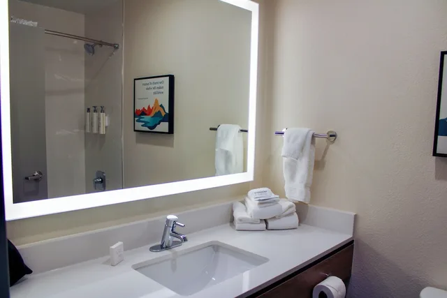 غرفة قياسية بسريرين كوين، The Cairn Hotel 5/6
