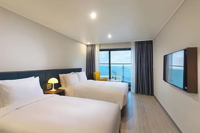 غرفة بريميير بسرير مزدوج وسرير فردي بإطلالة على البحر، Haeundae Youngmu Parade Hotel 1/1