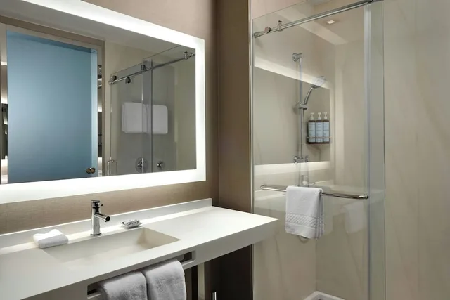 غرفة بسرير كينج لذوي الإعاقة، AC Hotel by Marriott Jackson Ridgeland 2/3