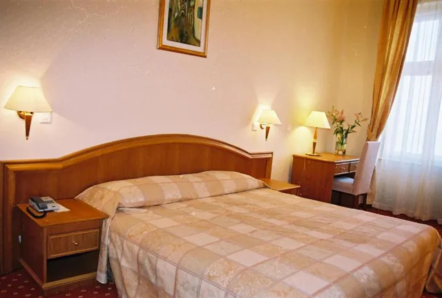 Standard, Double or Twin Bed, Street View، Hotel Lovran 2/10