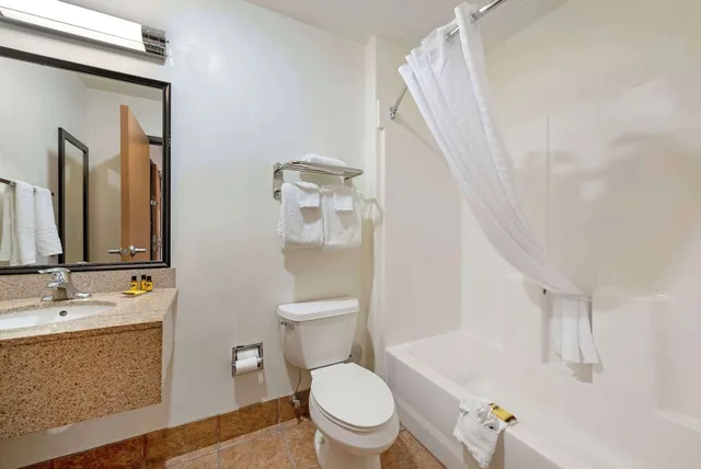 غرفة قياسية بسرير كينج مع أريكة لذوي الإعاقة، Best Western Plus Eagleridge Inn & Suites 3/3
