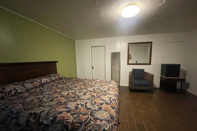 Queen Bed with Kitchenette Non - Smoking، Oak Motel Modesto CA 4/8