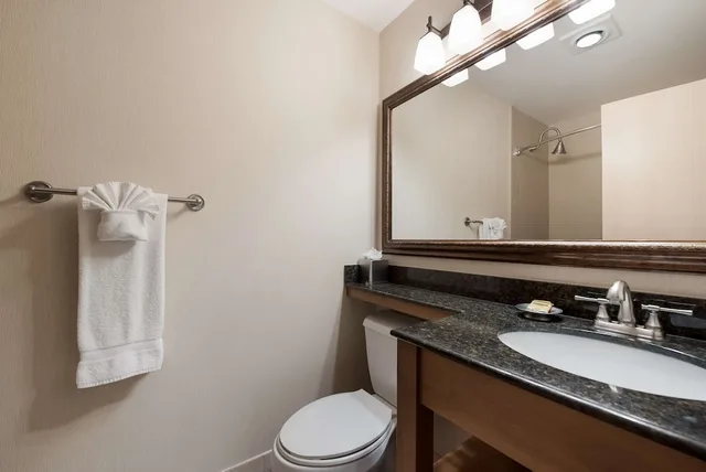 غرفة قياسية بسرير كينج بمطبخ، Best Western Plus Kentwood Lodge 7/9