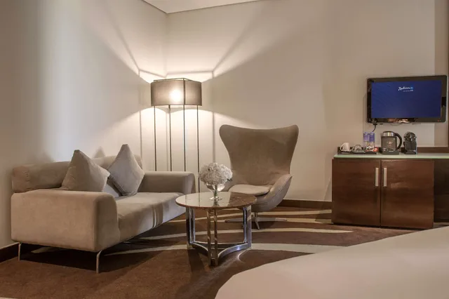 جناح جونيور بإطلالة على ملعب الجولف بشرفة، Yas Plaza Mangroves by IHG 6/7