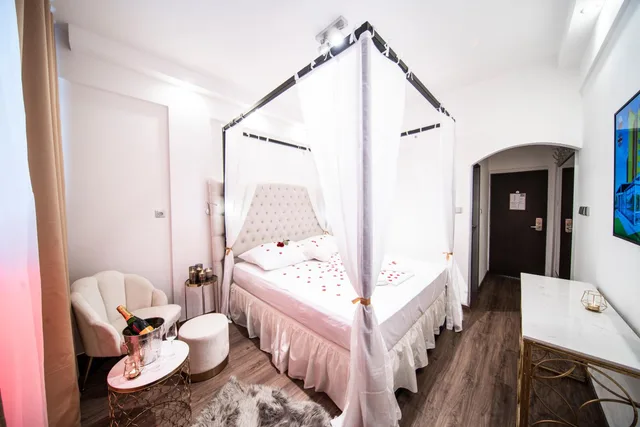 Romantic, Double Bed, Pool Access، Hotel Aura Design & Garden Pool 1/5