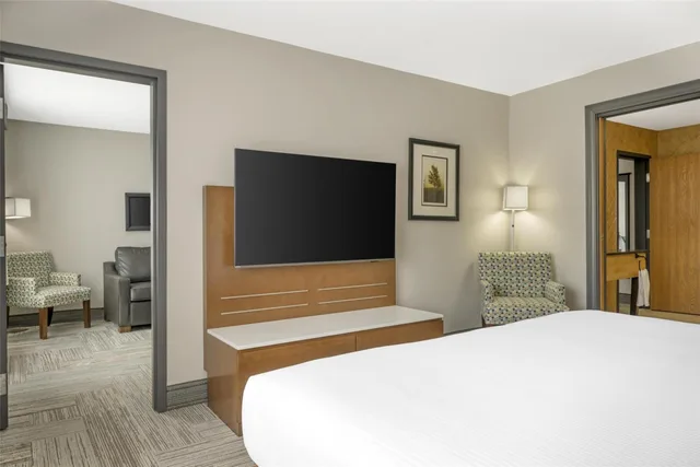 جناح بسرير كينج بغرفة نوم واحدة مع أريكة بحوض جاكوزي، Best Western Woodstock Hotel 2/5