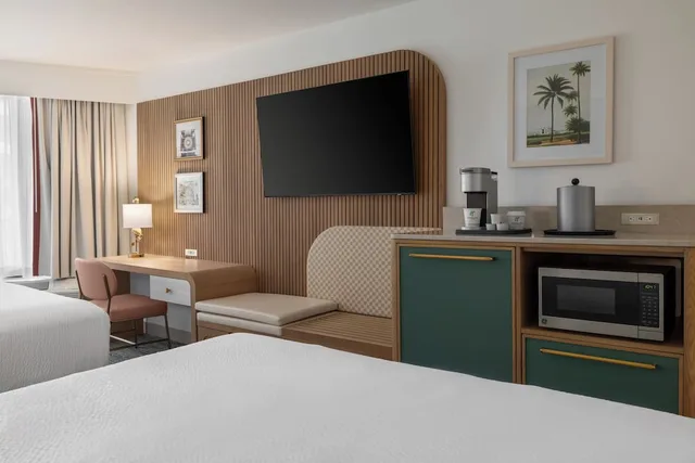 غرفة قياسية بسريرين كوين بإطلالة على المسبح، Holiday Inn Hotel And Suites Virginia Beach North Beach 10/10