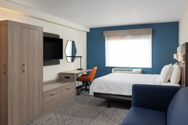جناح بسرير كينج وسرير كوين بغرفتي نوم مع أريكة، Holiday Inn Express Portland South - Lake Oswego 6/8