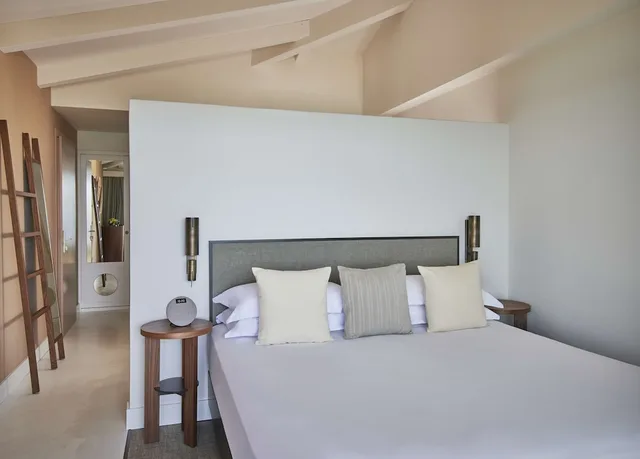غرفة ديلوكس بسرير كينج بإطلالة على البحر، Baia di Chia Resort Sardinia, Curio Collection by Hilton 2/6