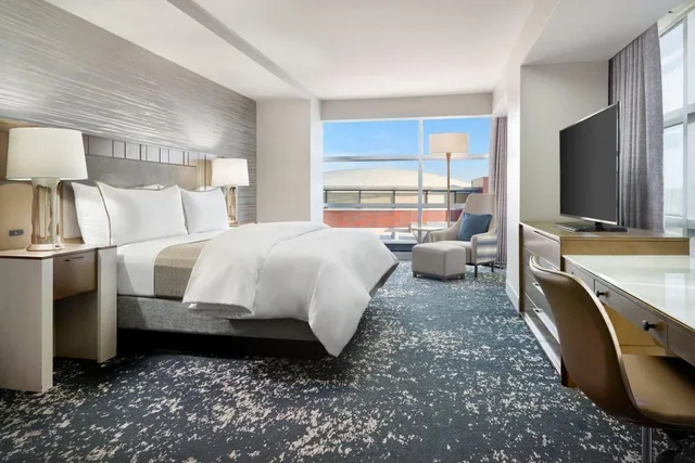 جناح تنفيذي بسرير كينج بغرفة نوم واحدة مع أريكة بحوض جاكوزي، Westin Memphis Beale Street 2/4