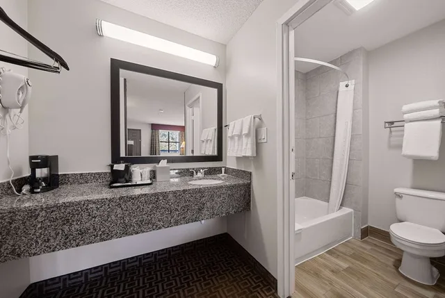 غرفة بسرير كينج، Days Inn by Wyndham Round Rock 3/3