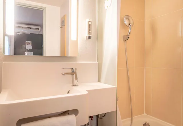 Room, Queen Bed, B&B Hotel Toulon La Seyne Sur Mer 4/4