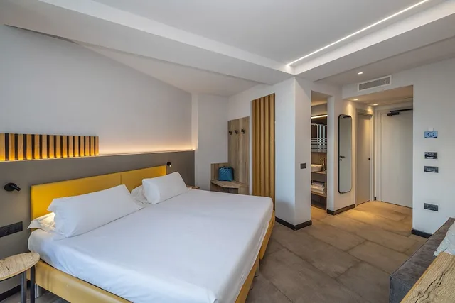 Deluxe, Queen Bed, Lake View, Hotel Garda 2/10