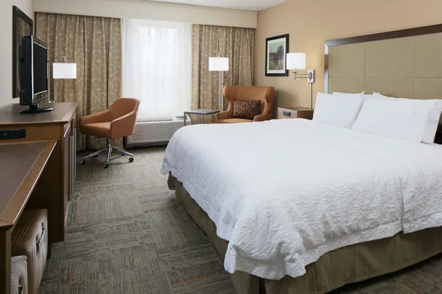 غرفة بسرير كينج مع أريكة لذوي الإعاقة، Hampton Inn Kansas City/Shawnee Mission 6/10