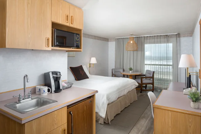 Courtyard, King Bed، Surftides Lincoln City 4/4