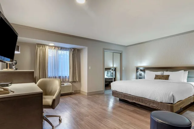 غرفة بسرير كينج مع أريكة بحوض استحمام، Best Western Plus Executive Suites 4/10