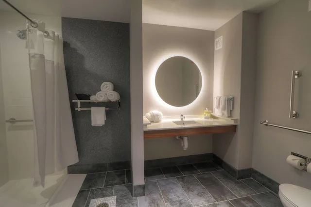 غرفة بسرير كينج لذوي الإعاقة، FAIRFIELD INN AND SUITES GATLINBURG DOWNTOWN 3/5