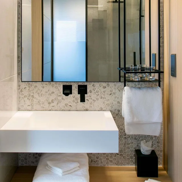 غرفة قياسية بسرير كينج بإطلالة على البحر بشرفة، Mercure Larnaca Beach Resort 8/8
