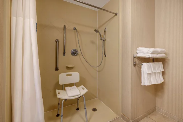 Room, Accessible, Hampton Inn Victoria 2/2