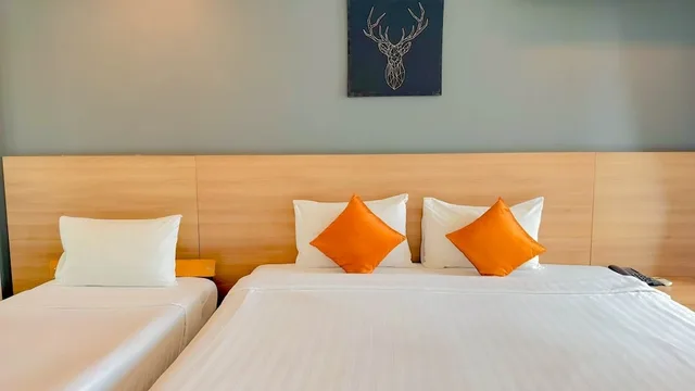 غرفة ديلوكس ثلاثية بسرير كينج وسرير فردي بإطلالة على المدينة بشرفة بغرفة نوم واحدة، Marigold Sukhumvit 6/7