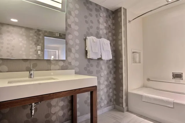 غرفة سوبيريور بسرير كينج مع أريكة، Courtyard Quebec City 7/8