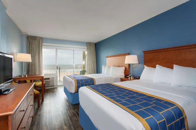 غرفة بسريرين مزدوجين بإطلالة جزئية على البحر، Days Inn by Wyndham Ocean City Oceanfront 2/4