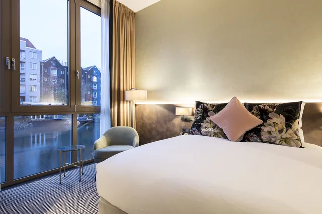 Room, Queen Bed, Canal View, Monet Garden Hotel Amsterdam 4/6