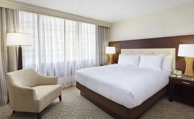 جناح عصري بسرير كينج بشرفة بغرفة نوم واحدة، Doubletree By Hilton Hotel Washington Dc Crystal City 1/5