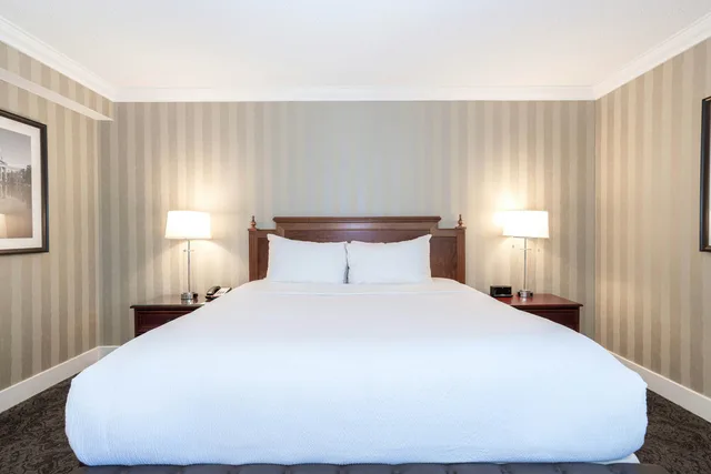 Grand, Deluxe, King Bed, Middle Floor، Sandman Signature Edmonton Downtown Hotel 1/5