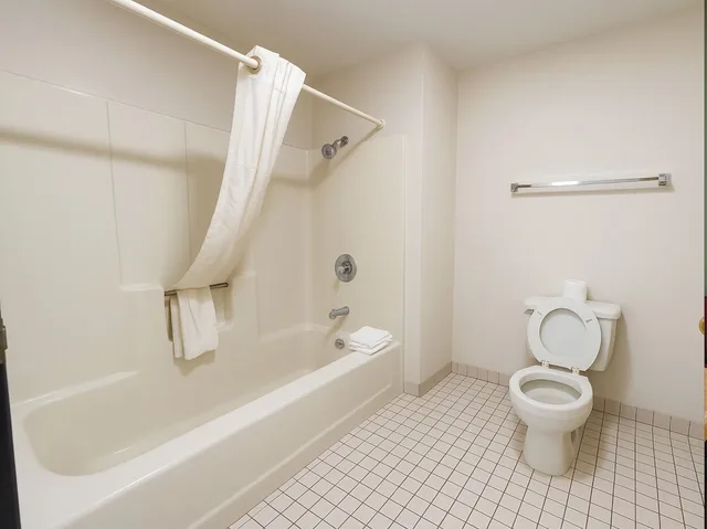 غرفة رومانسية بسرير كينج بشرفة بحوض جاكوزي، Great Lakes Inn 6/10