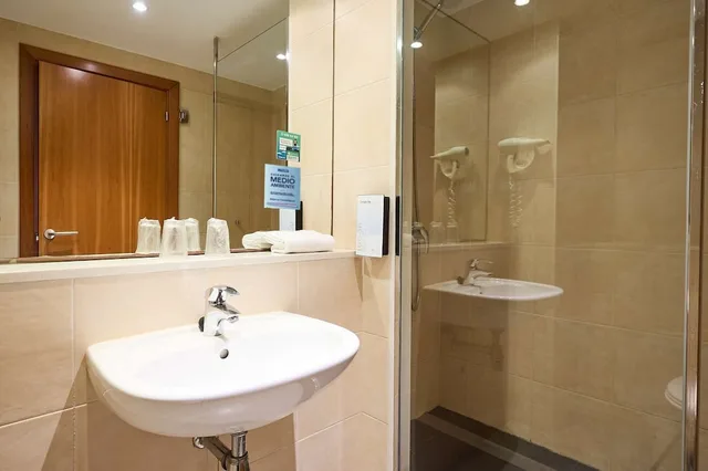 Room, Twin Beds, Travelodge BCN Cornella Fira 4/6