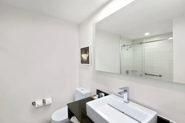 غرفة قياسية بسريرين مزدوجين مع دخول صالة النادي في الطابق العلوي، Crowne Plaza San Jose La Sabana by IHG 4/5