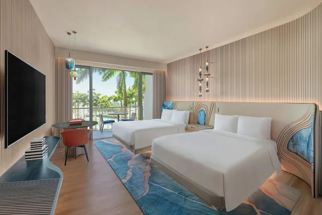 غرفة بريميير ديلوكس بسريرين كوين بإطلالة على المسبح بشرفة، W Singapore Sentosa Cove 1/2