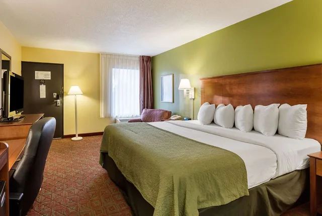 غرفة بسرير كينج للمدخنين، Quality Inn Blytheville, Ar 4/4