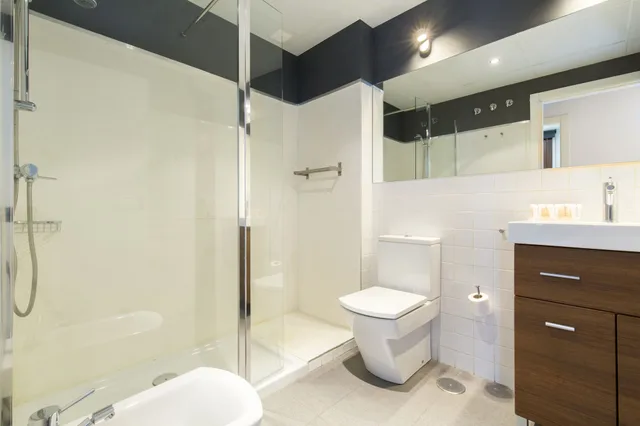 شقة بأربعة أسرّة بغرفتي نوم مع أريكة، Comet Suites Elvira 6/10