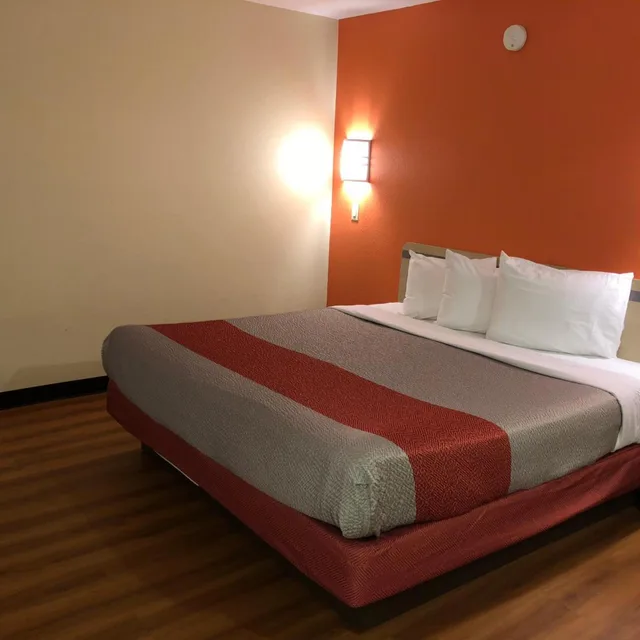 Room, Double Bed, Motel6 Urbana, IL 2/3