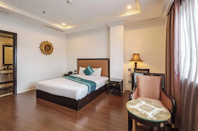 غرفة بريميير بسرير كينج بإطلالة على النهر، Ibiza Riverfront Hotel Da Nang 2/4