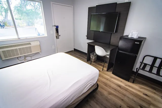 1 Full Bed - ADA/Tub/Premium/Mini Fridge، Motel6 Kissimmee, FL - Orlando 1/10
