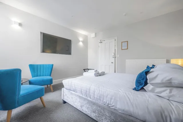 Superior, King Bed, Latimer House 1/10