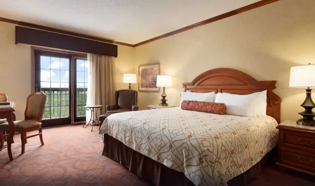 Room, King Bed, Partial Lake View، Chateau On the Lake Resort Spa And Convention Centre 2/2
