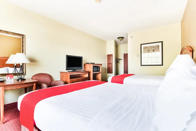 2 Queen Bed, Oyo Townhouse Oklahoma City Airport 1/7