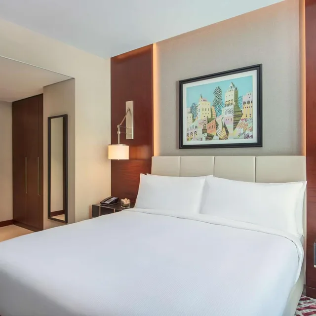 جناح سوبيريور بسرير مزدوج بغرفة نوم واحدة بإطلالة جزئية على البحر، Hilton Doha The Pearl Residences 2/5