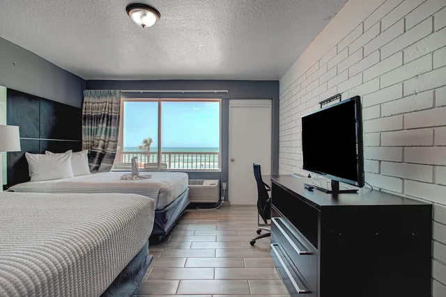غرفة بسريرين كوين بإطلالة على البحر بشرفة، Beach House Inn 1/1