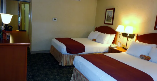 Room, 2 Double Beds, Exterior Entrance، Ramada by Wyndham State College Hotel & Conference Center 8/10