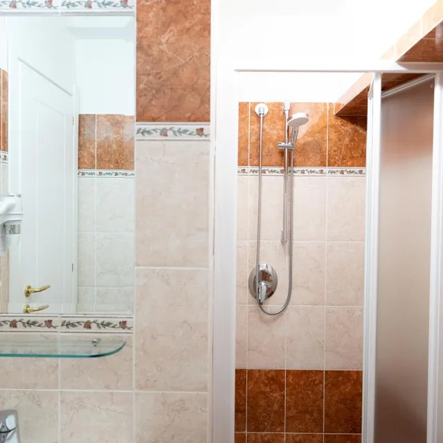 غرفة ثلاثية، Hotel Romantica 7/7