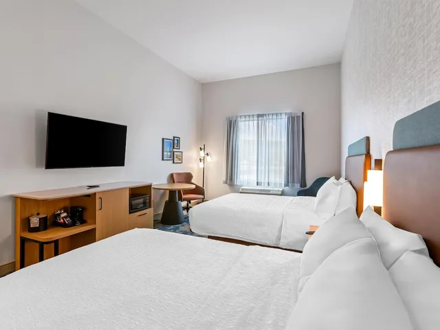 Room, 2 Queen Beds, Balcony, Hampton Inn St Ignace Lakefront Mackinac 2/4
