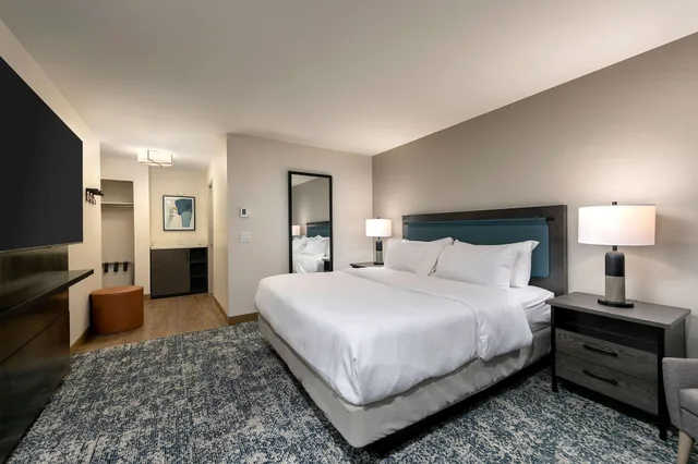 غرفة بسرير كينج لذوي الإعاقة، Seacliff Inn Aptos, Tapestry Collection by Hilton 3/10