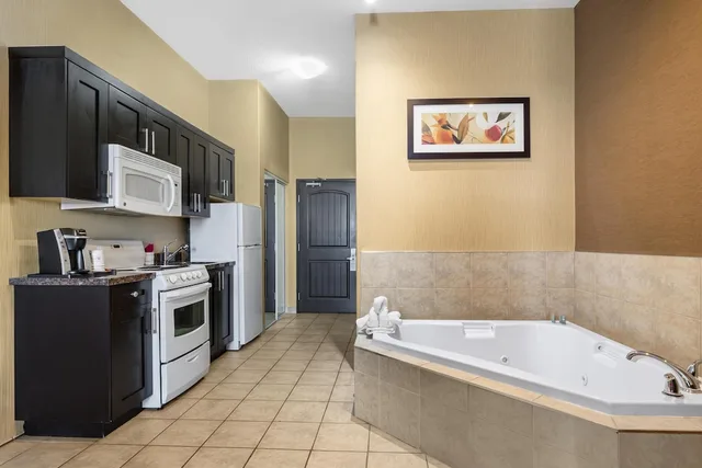 جناح بسرير كينج بحوض جاكوزي بمطبخ، Best Western Estevan Inn & Suites 5/8